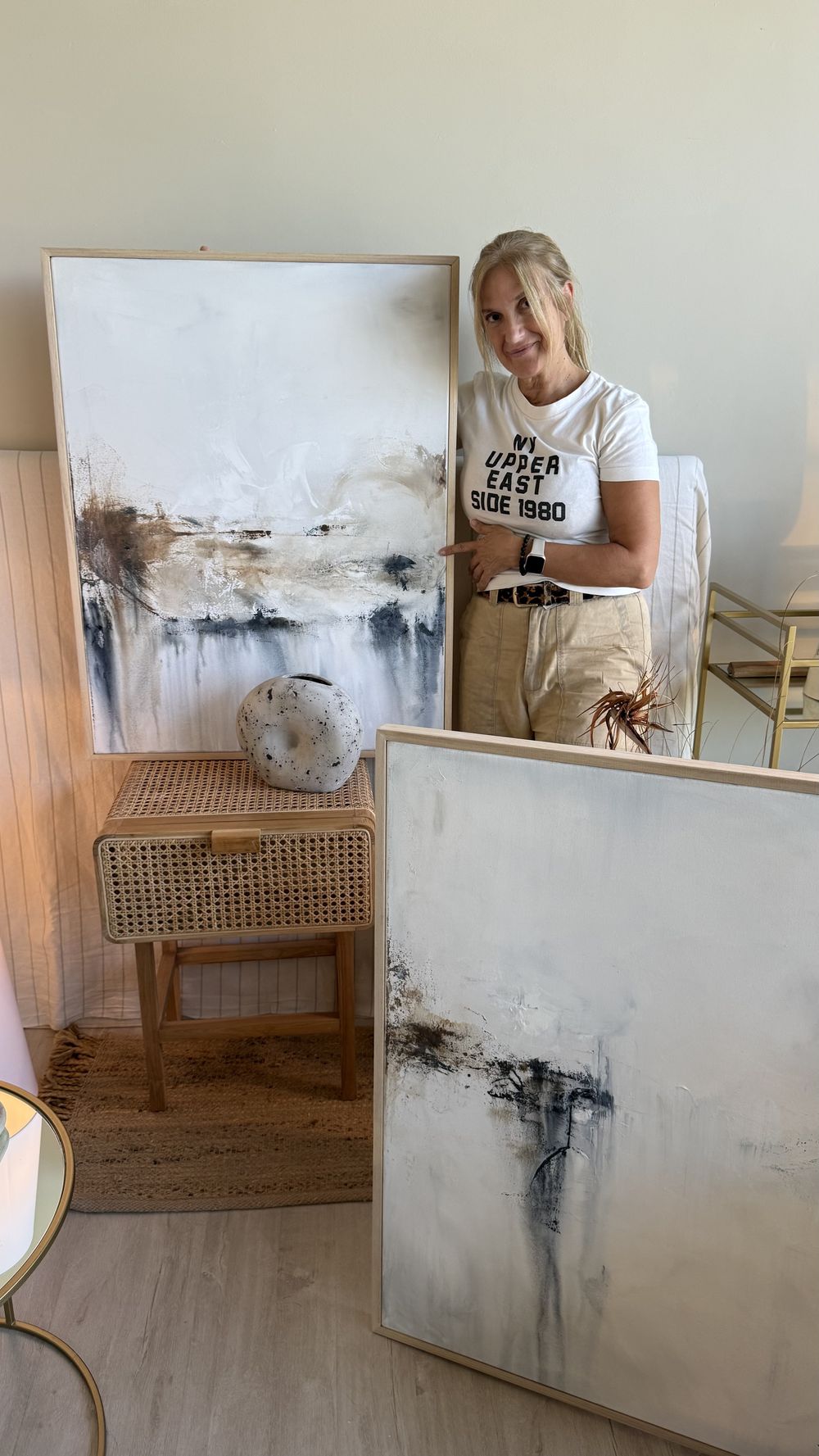 Vero Larraburu junto a dos de sus obras originales