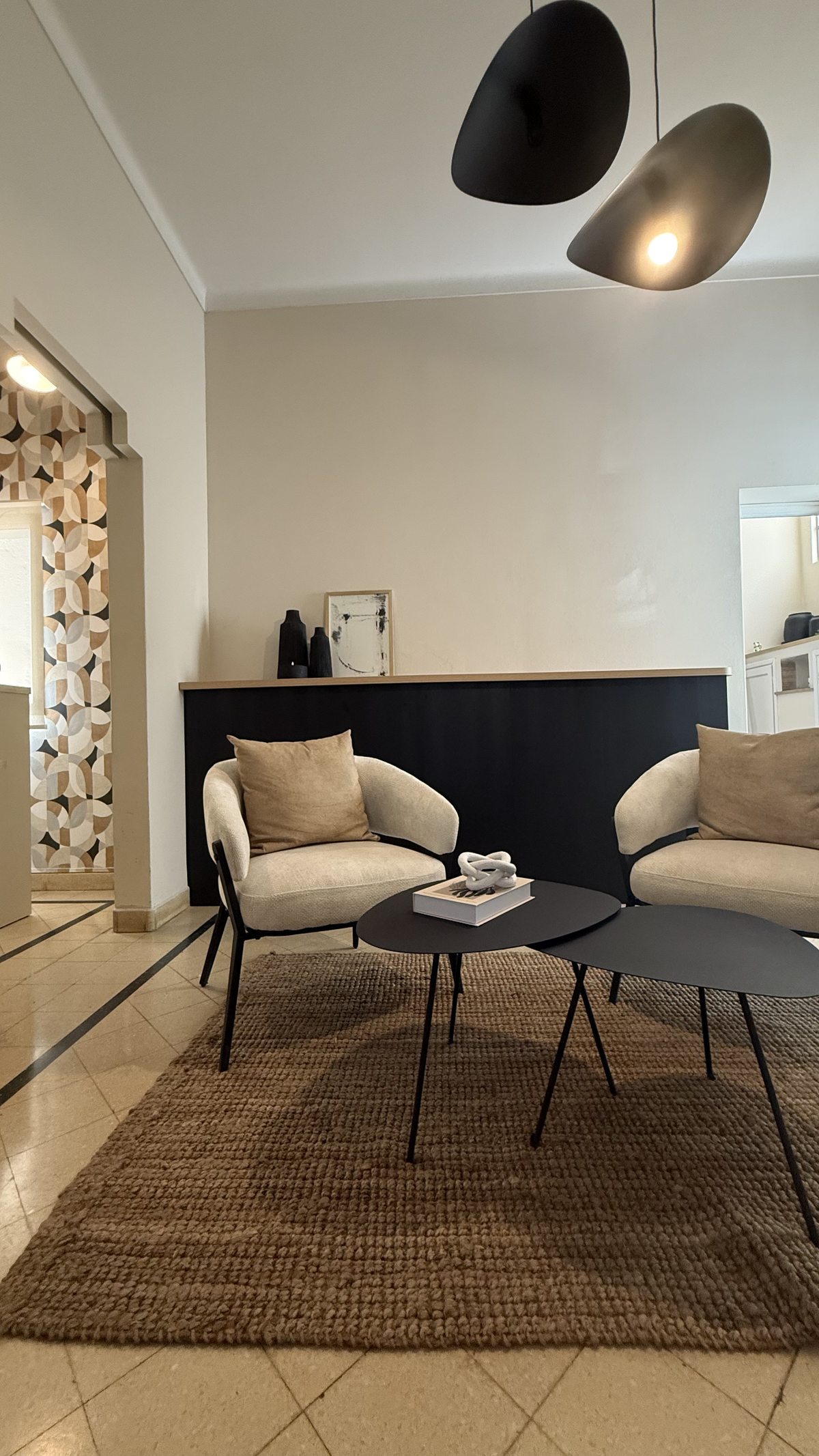 Living con sillones y mesas ratona resuelto en un Diseño de Ambiente