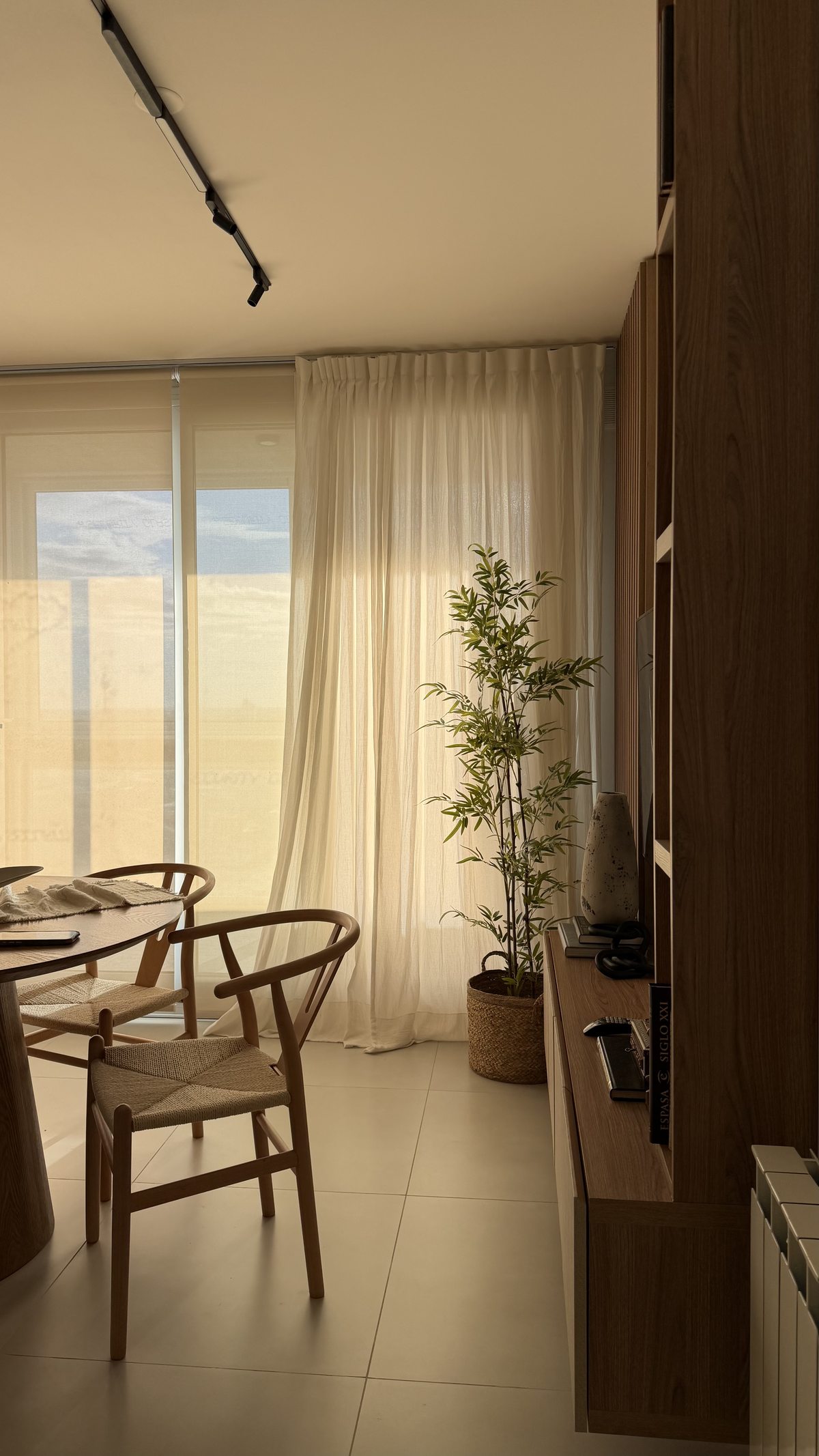 Living comedor resuelto en una Asesoría Express: cortinas, mobiliario y plantas en equilibrio