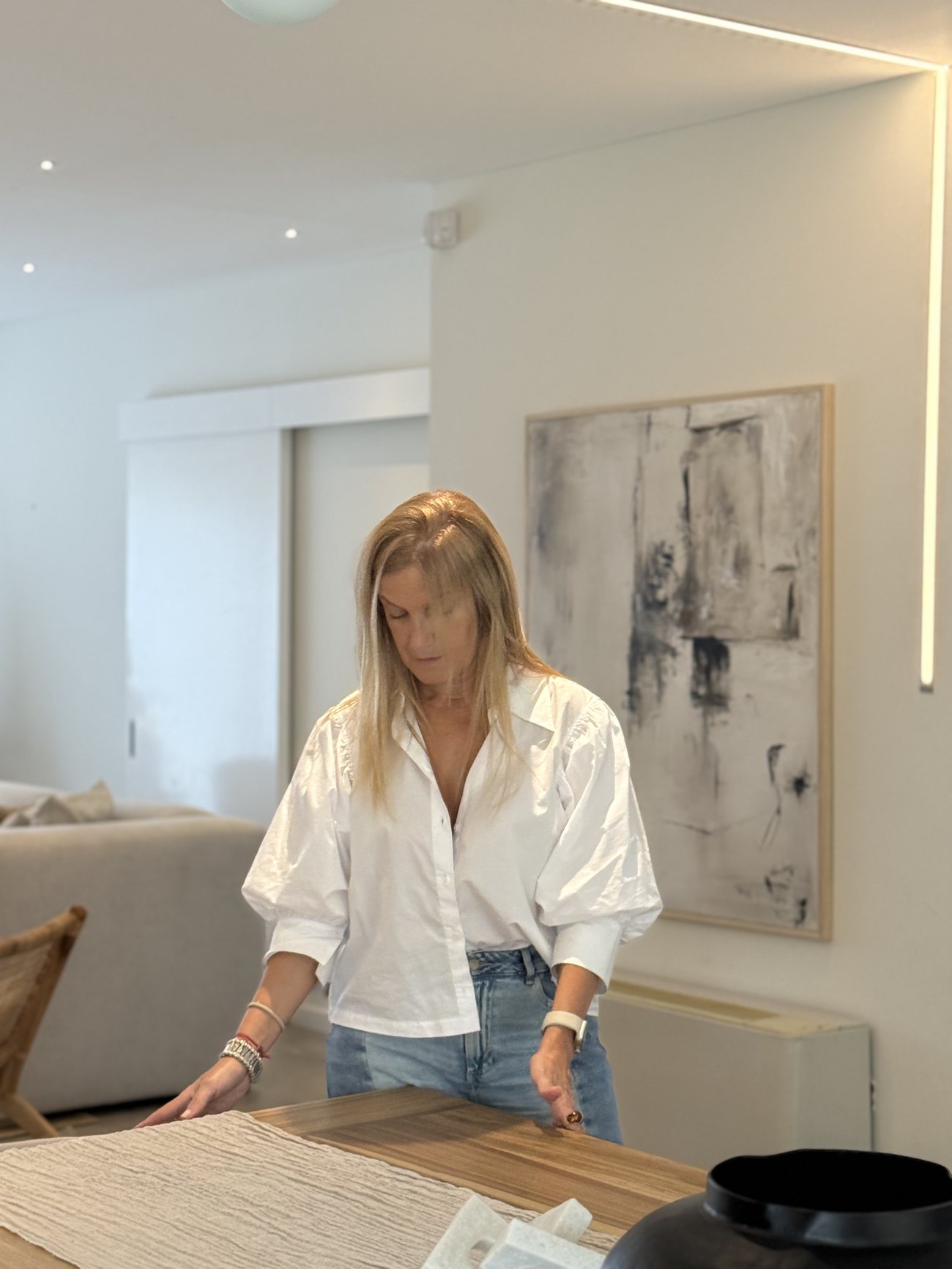 Vero Larraburu junto a una mesa con muestras de materiales